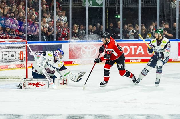 Eishockey Penny-DEL Playoff-Halbfinale Spiel2 Kölner Haie - Eisbären Berlin am 10.04.2026 in der Lanxess Arena in Köln Parker Tuomie ( Köln ), mitte - scheitert an Jonas Stettmer ( Berlin ), links Gemäß den Vorgaben der DEL Deutsche Eishockey Liga ist die Publikation und Weiterverwertung der Aufnahmen in elektronischen Medien und Endgeräten aller Art während des laufenden Spiels nicht zulässig. *** Ice Hockey Penny DEL Playoff Semifinal Game2 Kölner Haie Eisbären Berlin on 10 04 2026 at the Lanxess Arena in Cologne Parker Tuomie Cologne , center fails to Jonas Stettmer Berlin , left According to the regulations of the DEL German Ice Hockey League, the publication and further use of the recordings in electronic media and end devices of all kinds during the ongoing game is not permitted xDMx