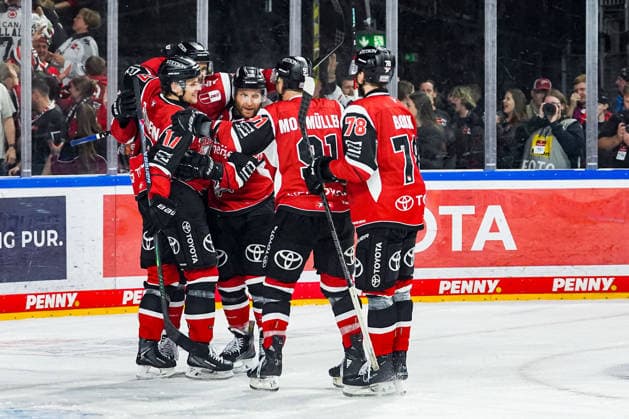 Eishockey Penny-DEL Playoff-Halbfinale Spiel2 Kölner Haie - Eisbären Berlin am 10.04.2026 in der Lanxess Arena in Köln Kölns Spieler bejubeln den Treffer zum 4:1 durch Louis-Marc Aubry ( Köln ) Gemäß den Vorgaben der DEL Deutsche Eishockey Liga ist die Publikation und Weiterverwertung der Aufnahmen in elektronischen Medien und Endgeräten aller Art während des laufenden Spiels nicht zulässig. *** Ice Hockey Penny DEL Playoff Semifinal Game2 Kölner Haie Eisbären Berlin on 10 04 2026 at the Lanxess Arena in Cologne Colognes players cheer the goal to 4 1 by Louis Marc Aubry Cologne According to the regulations of the DEL German Ice Hockey League, the publication and further utilization of the recordings in electronic media and end devices of all kinds during the ongoing game is not permitted xDMx