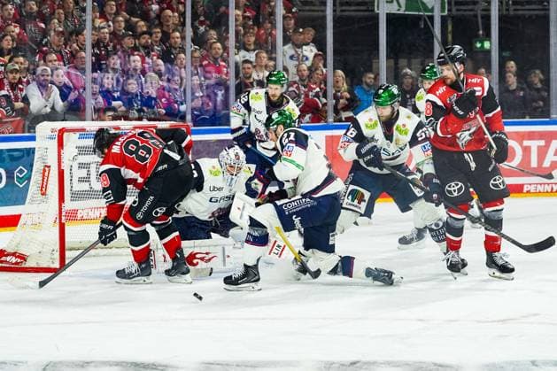 Eishockey Penny-DEL Playoff-Halbfinale Spiel2 Kölner Haie - Eisbären Berlin am 10.04.2026 in der Lanxess Arena in Köln Viel Verkehr vor Torwart Jake Hildebrand ( Berlin ) Gemäß den Vorgaben der DEL Deutsche Eishockey Liga ist die Publikation und Weiterverwertung der Aufnahmen in elektronischen Medien und Endgeräten aller Art während des laufenden Spiels nicht zulässig. *** Ice Hockey Penny DEL Playoff Semifinal Game2 Kölner Haie Eisbären Berlin on 10 04 2026 at the Lanxess Arena in Cologne Lots of traffic in front of goalkeeper Jake Hildebrand Berlin According to the regulations of the DEL German Ice Hockey League, the publication and further use of the recordings in electronic media and end devices of all kinds is not permitted during the ongoing game xDMx