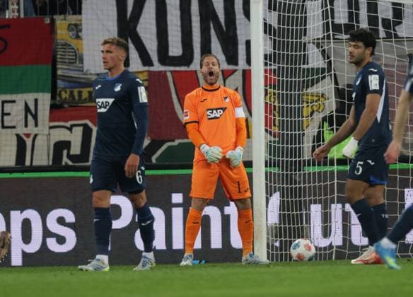 Fassungslos . . . Hoffenheims 6 PROEMEL (PRÖMEL), Hoffenheims 1 Torwart Oliver BAUMANN und Hoffenheims 5 KABAK nach Gegentreffer zum 1:0. Fussball: Augsburg - Hoffenheim. Fußball Bundesliga, FC Augsburg - TSG 1899 Hoffenheim, 29.Spieltag, Saison 2025-2026, am 10.04.2026 in Augsburg, W W K A R E N A, Deutschland. Quelle Copyright Credit : Oryk HAIST *** Stunned Hoffenheims 6 PROEMEL PRÖMEL , Hoffenheims 1 goalkeeper Oliver BAUMANN and Hoffenheims 5 KABAK after conceding 1 0 Soccer Augsburg Hoffenheim Soccer Bundesliga, FC Augsburg TSG 1899 Hoffenheim, Matchday 29, Season 2025 2026, on 10 04 2026 in Augsburg, W W K A R E N A, Germany Source Copyright Credit Oryk HAIST xFUSSBALL-AUGSBURG-HOFFENHEIMx