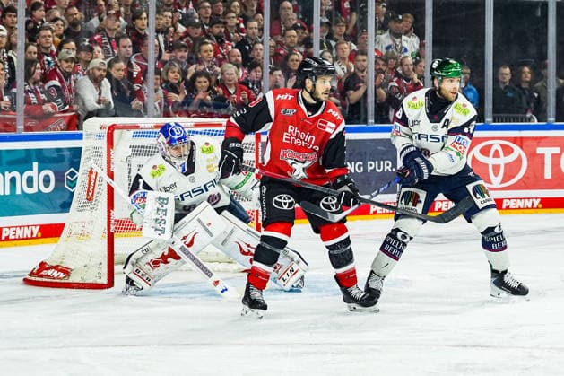 Eishockey Penny-DEL Playoff-Halbfinale Spiel2 Kölner Haie - Eisbären Berlin am 10.04.2026 in der Lanxess Arena in Köln Jonas Stettmer ( Berlin ), links - Tanner Kero ( Köln ), mitte - Yannick Veilleux ( Berlin ), rechts Gemäß den Vorgaben der DEL Deutsche Eishockey Liga ist die Publikation und Weiterverwertung der Aufnahmen in elektronischen Medien und Endgeräten aller Art während des laufenden Spiels nicht zulässig. *** Ice Hockey Penny DEL Playoff Semifinal Game2 Kölner Haie Eisbären Berlin on 10 04 2026 at the Lanxess Arena in Cologne Jonas Stettmer Berlin , left Tanner Kero Cologne , center Yannick Veilleux Berlin , right According to the regulations of the DEL German Ice Hockey League, the publication and further use of the recordings in electronic media and end devices of all kinds during the ongoing game is not permitted xDMx