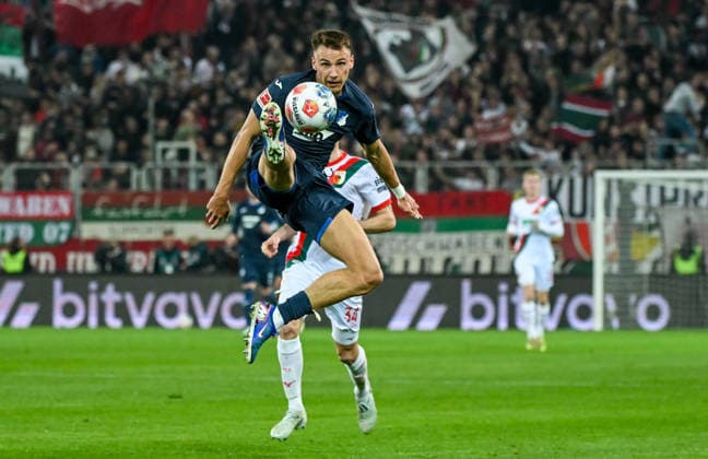 10.04.2026, xemx, Fussball 1.Bundesliga, FC Augsburg - TSG Hoffenheim v.l. Tim Lemperle (TSG Hoffenheim) Zweikampf, Aktion, action, battle for the ball (DFL DFB REGULATIONS PROHIBIT ANY USE OF PHOTOGRAPHS as IMAGE SEQUENCES and or QUASI-VIDEO) Augsburg *** 10 04 2026, xemx, Fussball 1 Bundesliga, FC Augsburg TSG Hoffenheim v l Tim Lemperle TSG Hoffenheim Zweikampf, Aktion, action, battle for the ball DFL DFB REGULATIONS PROHIBIT ANY USE OF PHOTOGRAPHS as IMAGE SEQUENCES and or QUASI VIDEO Augsburg