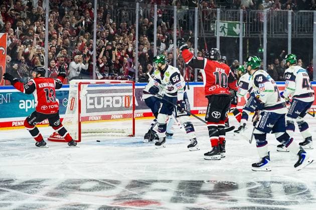 Eishockey Penny-DEL Playoff-Halbfinale Spiel2 Kölner Haie - Eisbären Berlin am 10.04.2026 in der Lanxess Arena in Köln Tor für Köln zum 1:1 durch Patrick Russell ( Köln ), nicht im Bild Gemäß den Vorgaben der DEL Deutsche Eishockey Liga ist die Publikation und Weiterverwertung der Aufnahmen in elektronischen Medien und Endgeräten aller Art während des laufenden Spiels nicht zulässig. *** Ice Hockey Penny DEL Playoff Semifinal Game2 Kölner Haie Eisbären Berlin on 10 04 2026 at the Lanxess Arena in Cologne Goal for Cologne to 1 1 by Patrick Russell Köln , not in picture According to the regulations of the DEL German Ice Hockey League, the publication and further use of the recordings in electronic media and end devices of all kinds during the ongoing game is not permitted xDMx