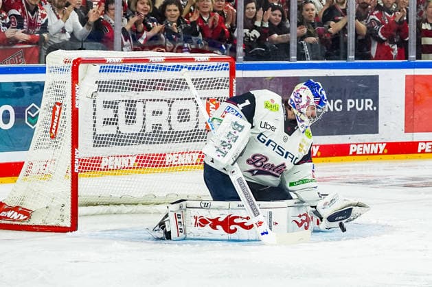 Eishockey Penny-DEL Playoff-Halbfinale Spiel2 Kölner Haie - Eisbären Berlin am 10.04.2026 in der Lanxess Arena in Köln Jonas Stettmer ( Berlin ) - wehrt einen Kölner Torschuss ab Gemäß den Vorgaben der DEL Deutsche Eishockey Liga ist die Publikation und Weiterverwertung der Aufnahmen in elektronischen Medien und Endgeräten aller Art während des laufenden Spiels nicht zulässig. *** Ice Hockey Penny DEL Playoff Semifinal Game2 Kölner Haie Eisbären Berlin on 10 04 2026 at the Lanxess Arena in Cologne Jonas Stettmer Berlin fends off a Cologne shot on goal According to the regulations of the DEL German Ice Hockey League, the publication and further use of the recordings in electronic media and end devices of all kinds is not permitted during the ongoing game xDMx