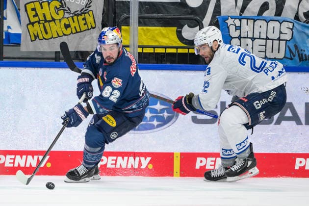 Eishockey, DEL, 20260410, EHC Red Bull München - Adler Mannheim. Im Bild v.l. Christopher DESOUSA (München, 82), Matthias PLACHTA (Mannheim, 22). München SAP Garden Bayern Deutschland *** Ice Hockey, DEL, 20260410, EHC Red Bull Munich Adler Mannheim In the picture from l Christopher DESOUSA Munich, 82 , Matthias PLACHTA Mannheim, 22 Munich SAP Garden Bayern Germany Copyright: Passion2Press MarkusxFischerx