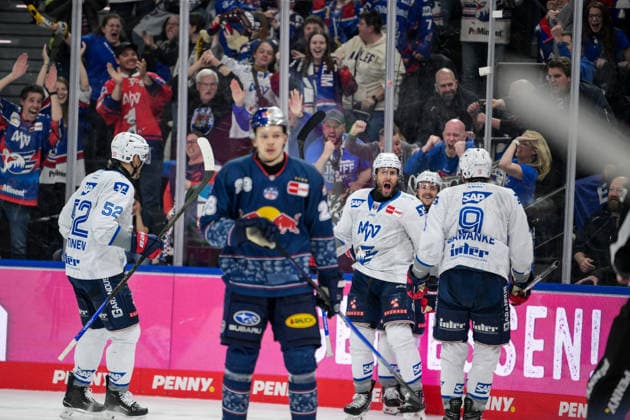 Eishockey, DEL, 20260410, EHC Red Bull München - Adler Mannheim. Im Bild Tor 2:2 Torjubel Jubel bejubelt Tor. München SAP Garden Bayern Deutschland *** Ice Hockey, DEL, 20260410, EHC Red Bull Munich Adler Mannheim In the picture Goal 2 2 Goal celebration cheers Goal Munich SAP Garden Bayern Germany Copyright: Passion2Press MarkusxFischerx