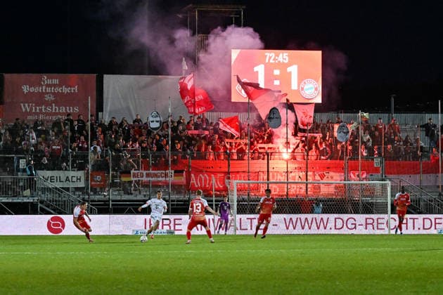 Regionalliga Bayern; FC Würzburger Kickers - FC Bayern München II; 10.04.2026 WÜRZBURG, DEUTSCHLAND - 10. APRIL: Fans der Bayern zünden in Würzburg erneurt Pyrotechnik Pyro Fackel Feuer Symbolbild während dem Match zwischen dem FC Würzburger Kickers und den Amateuren des FC Bayern München am 28. Spieltag der Regionalliga Bayern in der AKON Arena *** Regionalliga Bayern FC Würzburger Kickers FC Bayern München II 10 04 2026 WÜRZBURG, GERMANY 10 APRIL Bayern fans set off pyrotechnics in Würzburg Pyro torch fire Symbolic image during the match between FC Würzburger Kickers and the amateurs of FC Bayern München on matchday 28 of the Regionalliga Bayern at the AKON Arena Copyright: xBEAUTIFULxSPORTS Goldbergx