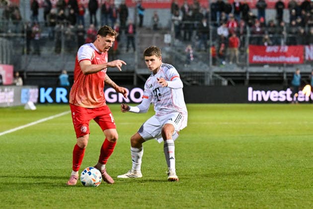 Regionalliga Bayern; FC Würzburger Kickers - FC Bayern München II; 10.04.2026 WÜRZBURG, DEUTSCHLAND - 10. APRIL: im duell Martin THOMANN (Würzburger Kickers 14) und Robert Edward Jr. DEZIEL (FC Bayern München II 5) während dem Match zwischen dem FC Würzburger Kickers und den Amateuren des FC Bayern München am 28. Spieltag der Regionalliga Bayern in der AKON Arena *** Regionalliga Bayern FC Würzburger Kickers FC Bayern München II 10 04 2026 WÜRZBURG, GERMANY 10 APRIL in the duel Martin THOMANN Würzburger Kickers 14 and Robert Edward Jr DEZIEL FC Bayern München II 5 during the match between FC Würzburger Kickers and the amateurs of FC Bayern München on matchday 28 of the Regionalliga Bayern at the AKON Arena Copyright: xBEAUTIFULxSPORTS Goldbergx