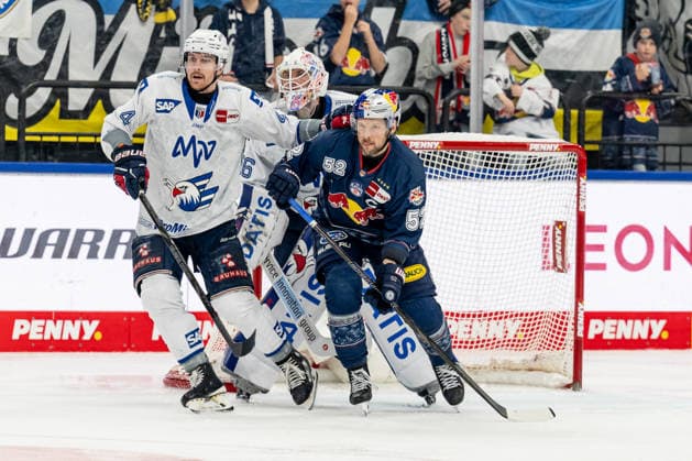 Dan Renouf (Adler Mannheim, 4) gegen Patrick Hager (EHC Red Bull Muenchen, 52) vor dem Tor von Maximilian Franzreb (Torwart, Adler Mannheim, 56) GER, EHC Red Bull Muenchen vs. Adler Mannheim, Eishockey, DEL, Playoffs, Halbfinale Spiel 2, Saison 2025 2026, 10.04.2026. GER, EHC Red Bull Muenchen vs. Adler Mannheim, Eishockey, DEL, Playoffs, Halbfinale Spiel 2, Saison 2025 2026, 10.04.2026. Muenchen *** Dan Renouf Adler Mannheim, 4 vs Patrick Hager EHC Red Bull Muenchen, 52 in front of the goal of Maximilian Franzreb goalkeeper, Adler Mannheim, 56 GER, EHC Red Bull Muenchen vs Adler Mannheim, ice hockey, DEL, playoffs, semi-final game 2, 2025 2026 season, 10 04 2026 GER, EHC Red Bull Muenchen vs Adler Mannheim, ice hockey, DEL, playoffs, semi-final game 2, 2025 2026 season, 10 04 2026 Muenchen Copyright: xEibner-Pressefoto HeikexFeinerx EP_HFR