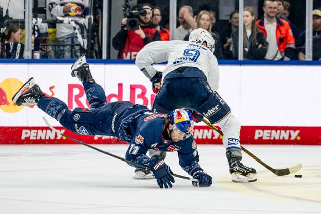 Kampf um den Puck Zweikampf zwischen Markus Eisenschmid (EHC Red Bull Muenchen, 11) und Leon Gawanke (Adler Mannheim, 9) GER, EHC Red Bull Muenchen vs. Adler Mannheim, Eishockey, DEL, Playoffs, Halbfinale Spiel 2, Saison 2025 2026, 10.04.2026. GER, EHC Red Bull Muenchen vs. Adler Mannheim, Eishockey, DEL, Playoffs, Halbfinale Spiel 2, Saison 2025 2026, 10.04.2026. Muenchen *** Battle for the puck duel between Markus Eisenschmid EHC Red Bull Muenchen, 11 and Leon Gawanke Adler Mannheim, 9 GER, EHC Red Bull Muenchen vs Adler Mannheim, ice hockey, DEL, playoffs, semi-final game 2, 2025 2026 season, 10 04 2026 GER, EHC Red Bull Muenchen vs Adler Mannheim, ice hockey, DEL, playoffs, semi-final game 2, 2025 2026 season, 10 04 2026 Muenchen Copyright: xEibner-Pressefoto HeikexFeinerx EP_HFR