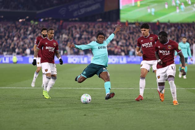 West Ham v Wolves 10 April 2026, London - Premier League Football - West Ham United v Wolverhampton Wanderers - West Ham players watch as Jean-Ricner Bellegarde of Wolverhampton Wanderers prepares to shoot - Photo: Jacques Feeney Offside. London UK Copyright: xJacquesxFeeneyx xOffsidexOffside