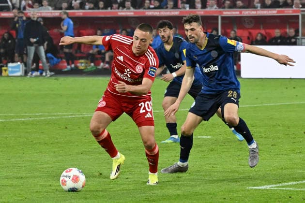 v. li. im Zweikampf Marin Ljubicic (Duesseldorf 20) Jonas Meffert (Kiel 28) 10.04.2026 ¢ Fussball ¢ Fortuna Duesseldorf vs Holstein Kiel, Merkur Spiel-Arena, Duesseldorf, DFB DFL REGULATIONS PROHIBIT ANY USE OF PHOTOGRAPHS AS IMAGE SEQUENCES AND OR QUASI-VIDE *** from left in duel Marin Ljubicic Duesseldorf 20 Jonas Meffert Kiel 28 10 04 2026 ¢ Soccer ¢ Fortuna Duesseldorf vs Holstein Kiel, Merkur Spiel Arena, Duesseldorf, DFB DFL REGULATIONS PROHIBIT ANY USE OF PHOTOGRAPHS AS IMAGE SEQUENCES AND OR QUASI VIDE Copyright: xpepphotox xHorstxMauelshagenx pep00321, pep_20260410_hm_330316