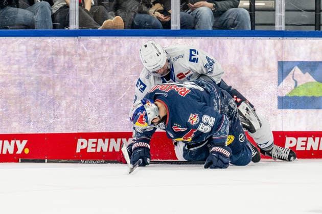Tom Kuehnhackl (Adler Mannheim, 34) gegen Patrick Hager (EHC Red Bull Muenchen, 52) GER, EHC Red Bull Muenchen vs. Adler Mannheim, Eishockey, DEL, Playoffs, Halbfinale Spiel 2, Saison 2025 2026, 10.04.2026. GER, EHC Red Bull Muenchen vs. Adler Mannheim, Eishockey, DEL, Playoffs, Halbfinale Spiel 2, Saison 2025 2026, 10.04.2026. Muenchen *** Tom Kuehnhackl Adler Mannheim, 34 vs Patrick Hager EHC Red Bull Muenchen, 52 GER, EHC Red Bull Muenchen vs Adler Mannheim, ice hockey, DEL, playoffs, semi-final game 2, 2025 2026 season, 10 04 2026 GER, EHC Red Bull Muenchen vs Adler Mannheim, ice hockey, DEL, playoffs, semi-final game 2, 2025 2026 season, 10 04 2026 Muenchen Copyright: xEibner-Pressefoto HeikexFeinerx EP_HFR
