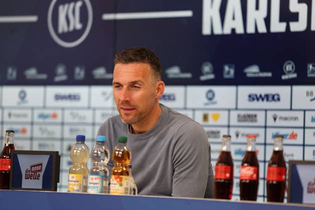 10.04.2026, xrekx, Fussball 2.Bundesliga, Karlsruher SC - Arminia Bielefeld v.l. Pressekonferenz Christian Eichner Trainer (Karlsruher SC) (DFL DFB REGULATIONS PROHIBIT ANY USE OF PHOTOGRAPHS as IMAGE SEQUENCES and or QUASI-VIDEO) Karlsruhe *** 10 04 2026, xrekx, Fußball 2 Bundesliga, Karlsruher SC Arminia Bielefeld v l Pressekonferenz Christian Eichner Trainer Karlsruher SC DFL DFB REGULATIONS PROHIBIT ANY USE OF PHOTOGRAPHS as IMAGE SEQUENCES and or QUASI VIDEO Karlsruhe
