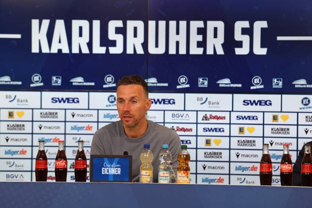 10.04.2026, xrekx, Fussball 2.Bundesliga, Karlsruher SC - Arminia Bielefeld v.l. Pressekonferenz Christian Eichner Trainer (Karlsruher SC) (DFL DFB REGULATIONS PROHIBIT ANY USE OF PHOTOGRAPHS as IMAGE SEQUENCES and or QUASI-VIDEO) Karlsruhe *** 10 04 2026, xrekx, Fußball 2 Bundesliga, Karlsruher SC Arminia Bielefeld v l Pressekonferenz Christian Eichner Trainer Karlsruher SC DFL DFB REGULATIONS PROHIBIT ANY USE OF PHOTOGRAPHS as IMAGE SEQUENCES and or QUASI VIDEO Karlsruhe