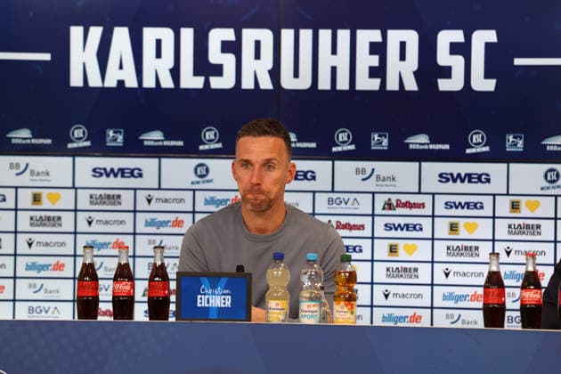 10.04.2026, xrekx, Fussball 2.Bundesliga, Karlsruher SC - Arminia Bielefeld v.l. Pressekonferenz Christian Eichner Trainer (Karlsruher SC) (DFL DFB REGULATIONS PROHIBIT ANY USE OF PHOTOGRAPHS as IMAGE SEQUENCES and or QUASI-VIDEO) Karlsruhe *** 10 04 2026, xrekx, Fußball 2 Bundesliga, Karlsruher SC Arminia Bielefeld v l Pressekonferenz Christian Eichner Trainer Karlsruher SC DFL DFB REGULATIONS PROHIBIT ANY USE OF PHOTOGRAPHS as IMAGE SEQUENCES and or QUASI VIDEO Karlsruhe