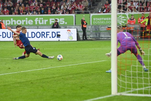 Cedric ITTEN (D) erzielt das Tor zum 1-1, gegen Ivan NEKIC (KI) Aktion, Zweikampf, Torchance, re. Torwart Timon WEINER (KI) Fussball 2. Bundesliga, 29. Spieltag, Fortuna Duesseldorf (D) - Holstein Kiel (KI) 1-2 am 10.04.2026 in der Merkur Spiel Arena Duesseldorf Deutschland. DFL regulations prohibit any use of photographs as image sequences and or quasi-video oÂ‚Ã‚Â *** Cedric ITTEN D scores the goal for 1 1, against Ivan NEKIC KI Action, tackle, goal chance, re goalkeeper Timon WEINER KI Soccer 2 Bundesliga, Matchday 29, Fortuna Duesseldorf D Holstein Kiel KI 1 2 on 10 04 2026 at Merkur Spiel Arena Duesseldorf Germany DFL regulations prohibit any use of photographs as image sequences and or quasi video oÂÃÂ