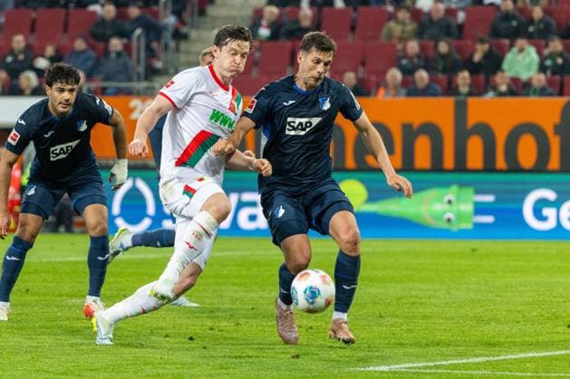 Michael Gregoritsch (FC Augsburg) und Robin Hranac (TSG 1899 Hoffenheim) v-l im Zweikampf, FC Augsburg vs. VfB Stuttgart, Fussball, 1. Bundesliga, 27. Spieltag, 22.03.2026 DFB regulations prohibit any use of photographs as image sequences and or quasi-video *** Michael Gregoritsch FC Augsburg and Robin Hranac TSG 1899 Hoffenheim v l in duel, FC Augsburg vs VfB Stuttgart, Soccer, 1 Bundesliga, Matchday 27, 22 03 2026 DFB regulations prohibit any use of photographs as image sequences and or quasi video Copyright: xkolbert-press PeterxFastlx