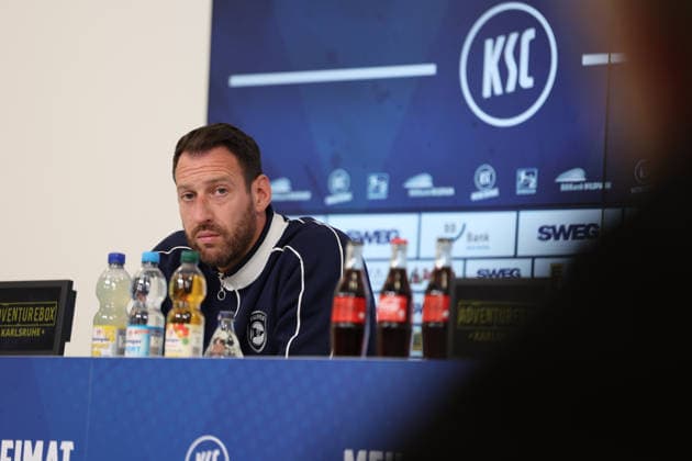 10.04.2026, xrekx, Fussball 2.Bundesliga, Karlsruher SC - Arminia Bielefeld v.l. Mitch Kniat Trainer (Arminia Bielefeld) Pressekonferenz (DFL DFB REGULATIONS PROHIBIT ANY USE OF PHOTOGRAPHS as IMAGE SEQUENCES and or QUASI-VIDEO) Karlsruhe *** 10 04 2026, xrekx, Fußball 2 Bundesliga, Karlsruher SC Arminia Bielefeld v l Mitch Kniat Trainer Arminia Bielefeld Pressekonferenz DFL DFB REGULATIONS PROHIBIT ANY USE OF PHOTOGRAPHS as IMAGE SEQUENCES and or QUASI VIDEO Karlsruhe