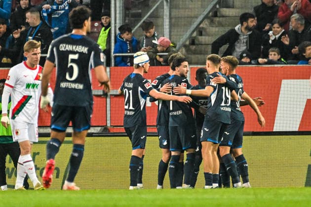 GER, 1. FBL, FC Augsburg vs TSG 1899 Hoffenheim 10.04.2026, WWK-Arena, Augsburg, GER, 1. FBL, FC Augsburg vs TSG 1899 Hoffenheim, im Bild Hoffenheimer Torjubel nach Tor zum 2:2 *** GER, 1 FBL, FC Augsburg vs TSG 1899 Hoffenheim 10 04 2026, WWK Arena, Augsburg, GER, 1 FBL, FC Augsburg vs TSG 1899 Hoffenheim, in the picture Hoffenheim celebrating after scoring to 2 2 nordphotoxGmbHx xHafner nph00200