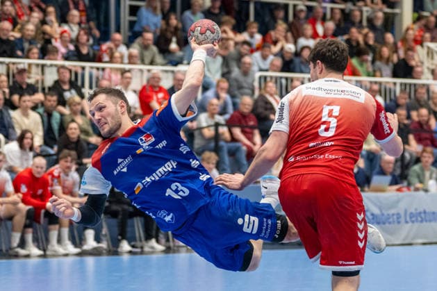 Merlin Fuß (HBW Balingen Weilstetten, 13) setzt sich gegen Valentin Willner (TuSEM Essen, 05) durch. TuSEM Essen vs. HBW Balingen Weilstetten, Handball, 2. HBL, 27. Spieltag, Saison 2025 2026, 10.04.2026 TuSEM Essen vs. HBW Balingen Weilstetten, Handball, 2. HBL, 27. Spieltag, Saison 2025 2026, 10.04.2026 Essen *** Merlin Fuß HBW Balingen Weilstetten, 13 prevails against Valentin Willner TuSEM Essen, 05 TuSEM Essen vs HBW Balingen Weilstetten, Handball, 2 HBL, Matchday 27, Season 2025 2026, 10 04 2026 TuSEM Essen vs HBW Balingen Weilstetten, Handball, 2 HBL, Matchday 27, Season 2025 2026, 10 04 2026 Essen Copyright: xEibner-Pressefoto ThomasxHaeslerx EP_THR