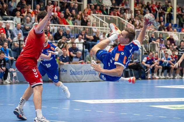 Valentin Willner (TuSEM Essen, 05) kann den Torwurf von Till Wente (HBW Balingen Weilstetten, 21) nicht verhindern. TuSEM Essen vs. HBW Balingen Weilstetten, Handball, 2. HBL, 27. Spieltag, Saison 2025 2026, 10.04.2026 TuSEM Essen vs. HBW Balingen Weilstetten, Handball, 2. HBL, 27. Spieltag, Saison 2025 2026, 10.04.2026 Essen *** Valentin Willner TuSEM Essen, 05 cannot prevent Till Wente HBW Balingen Weilstetten, 21 from scoring TuSEM Essen vs HBW Balingen Weilstetten, Handball, 2 HBL, Matchday 27, Season 2025 2026, 10 04 2026 TuSEM Essen vs HBW Balingen Weilstetten, Handball, 2 HBL, Matchday 27, Season 2025 2026, 10 04 2026 Essen Copyright: xEibner-Pressefoto ThomasxHaeslerx EP_THR