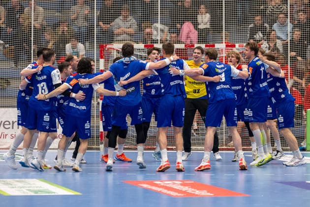 Die Balinger Spieler feiern den Auswaertssieg. TuSEM Essen vs. HBW Balingen Weilstetten, Handball, 2. HBL, 27. Spieltag, Saison 2025 2026, 10.04.2026 TuSEM Essen vs. HBW Balingen Weilstetten, Handball, 2. HBL, 27. Spieltag, Saison 2025 2026, 10.04.2026 Essen *** The Balingen players celebrate the away win TuSEM Essen vs HBW Balingen Weilstetten, Handball, 2 HBL, Matchday 27, Season 2025 2026, 10 04 2026 TuSEM Essen vs HBW Balingen Weilstetten, Handball, 2 HBL, Matchday 27, Season 2025 2026, 10 04 2026 Essen Copyright: xEibner-Pressefoto ThomasxHaeslerx EP_THR