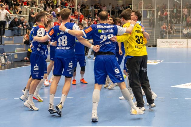 Die Balinger Spieler feiern den Auswaertssieg. TuSEM Essen vs. HBW Balingen Weilstetten, Handball, 2. HBL, 27. Spieltag, Saison 2025 2026, 10.04.2026 TuSEM Essen vs. HBW Balingen Weilstetten, Handball, 2. HBL, 27. Spieltag, Saison 2025 2026, 10.04.2026 Essen *** The Balingen players celebrate the away win TuSEM Essen vs HBW Balingen Weilstetten, Handball, 2 HBL, Matchday 27, Season 2025 2026, 10 04 2026 TuSEM Essen vs HBW Balingen Weilstetten, Handball, 2 HBL, Matchday 27, Season 2025 2026, 10 04 2026 Essen Copyright: xEibner-Pressefoto ThomasxHaeslerx EP_THR