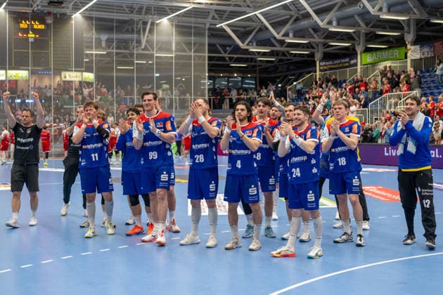 Die Balinger Mannschaft feiert den Auswaertssieg vor ihren Fans. TuSEM Essen vs. HBW Balingen Weilstetten, Handball, 2. HBL, 27. Spieltag, Saison 2025 2026, 10.04.2026 TuSEM Essen vs. HBW Balingen Weilstetten, Handball, 2. HBL, 27. Spieltag, Saison 2025 2026, 10.04.2026 Essen *** The Balingen team celebrates the away win in front of their fans TuSEM Essen vs HBW Balingen Weilstetten, Handball, 2 HBL, Matchday 27, Season 2025 2026, 10 04 2026 TuSEM Essen vs HBW Balingen Weilstetten, Handball, 2 HBL, Matchday 27, Season 2025 2026, 10 04 2026 Essen Copyright: xEibner-Pressefoto ThomasxHaeslerx EP_THR