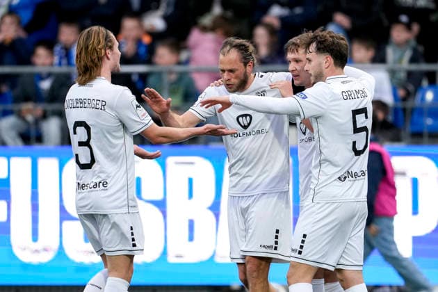 v.li.: Devin Angleberger (Schweinfurt, 3), Kristian Böhnlein (Schweinfurt, 13), Torschütze Sebastian Müller (Schweinfurt, 37), Nico Grimbs (Schweinfurt, 5), Spieler vom 1. FC Schweinfurt, jubeln über das Tor zum 0:1, Jubel, Torjubel, Torerfolg, celebrate the goal, goal, celebration, jubelt ueber das Tor, Freuen, Freude, freut sich, optimistisch, positiv, Spielszene, Highlight, Action, Aktion, 10.04.2026, Sinsheim (Deutschland), Fussball, 3. Liga, TSG 1899 Hoffenheim II - 1. FC Schweinfurt 05, DFB DFL REGULATIONS PROHIBIT ANY USE OF PHOTOGRAPHS AS IMAGE SEQUENCES AND OR QUASI-VIDEO. *** from left Devin Angleberger Schweinfurt, 3 , Kristian Böhnlein Schweinfurt, 13 , goal scorer Sebastian Müller Schweinfurt, 37 , Nico Grimbs Schweinfurt, 5 , players of 1 FC Schweinfurt, cheer about the goal to 0 1, jubilation, goal celebration, celebrate the goal, goal, celebration, celebrates the goal, rejoice, joy, rejoices, optimistic, positive, game scene, highlight, action, 10 04 2026, Sinsheim Germany , Football, 3 Liga, TSG 1899 Hoffenheim II 1 FC Schweinfurt 05, DFB DFL REGULATIONS PROHIBIT ANY USE OF PHOTOGRAPHS AS IMAGE SEQUENCES AND OR QUASI VIDEO xozx