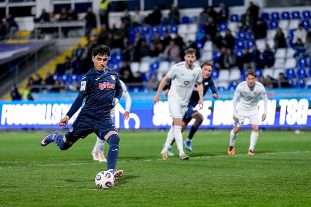 Torschütze Deniz Zeitler (TSG II, 38) erzielt per Elfmeter das Tor zum 1:1, Treffer, Torerfolg, Highlight, Action, Aktion, Spielszene, das 1000. Saisontor in der 3. Liga 2025 26, 10.04.2026, Sinsheim (Deutschland), Fussball, 3. Liga, TSG 1899 Hoffenheim II - 1. FC Schweinfurt 05, DFB DFL REGULATIONS PROHIBIT ANY USE OF PHOTOGRAPHS AS IMAGE SEQUENCES AND OR QUASI-VIDEO. *** Scorer Deniz Zeitler TSG II, 38 scores the goal to 1 1, goal, goal success, highlight, action, action scene, the 1000th goal of the season in the 3 Liga 2025 26, 10 04 2026, Sinsheim Germany , Football, 3 Liga, TSG 1899 Hoffenheim II 1 FC Schweinfurt 05, DFB DFL REGULATIONS PROHIBIT ANY USE OF PHOTOGRAPHS AS IMAGE SEQUENCES AND OR QUASI VIDEO xozx