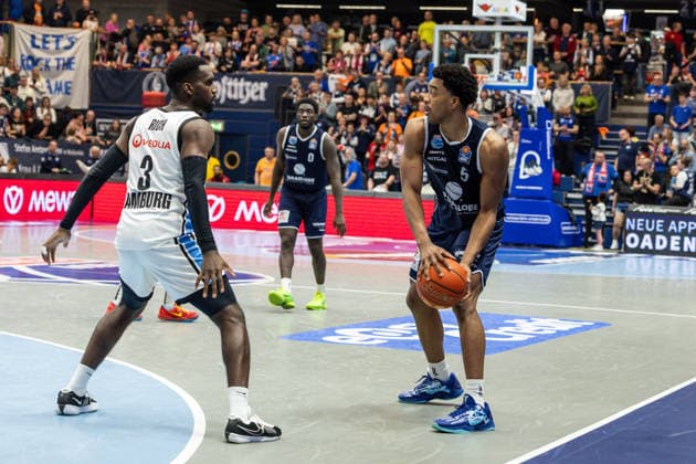 GER, easy-Credit Basketball-Bundesliga, Syntainics MBC - Veolia Towers Hamburg. 10.04.2026, Stadthalle, Weißenfels, GER, easy-Credit Basketball-Bundesliga, Syntainics MBC - Veolia Towers Hamburg. Marcus Foster (Syntainics MBC, 5), Osaro Rich Igbineweka (Veolia Towers Hamburg, 3) Â Foto Alexander Trienitz Weißenfels Stadthalle Sachsen-Anhalt Deutschland