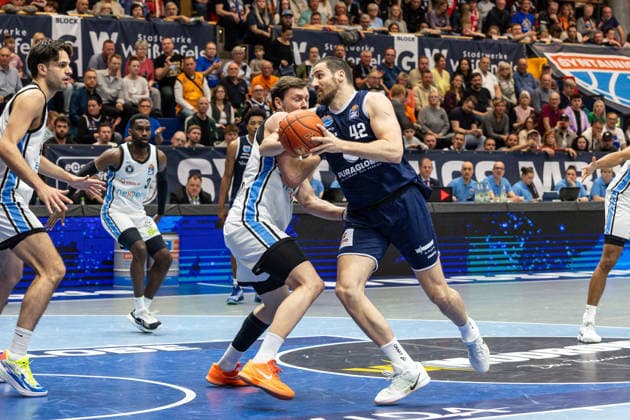 GER, easy-Credit Basketball-Bundesliga, Syntainics MBC - Veolia Towers Hamburg. 10.04.2026, Stadthalle, Weißenfels, GER, easy-Credit Basketball-Bundesliga, Syntainics MBC - Veolia Towers Hamburg. Nemanja Djurisic (Syntainics MBC, 42), Niklas Wimberg (Veolia Towers Hamburg, 17) Â Foto Alexander Trienitz Weißenfels Stadthalle Sachsen-Anhalt Deutschland