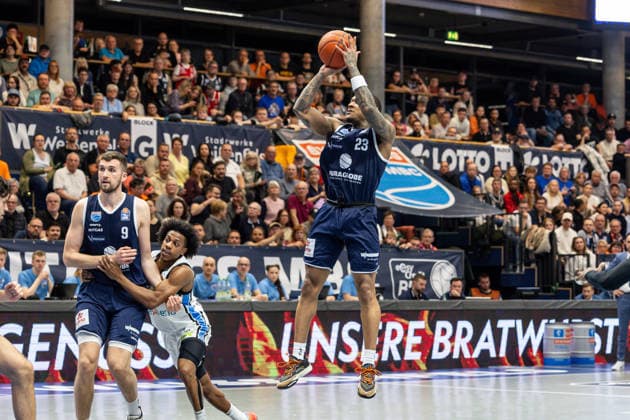 GER, easy-Credit Basketball-Bundesliga, Syntainics MBC - Veolia Towers Hamburg. 10.04.2026, Stadthalle, Weißenfels, GER, easy-Credit Basketball-Bundesliga, Syntainics MBC - Veolia Towers Hamburg. Charles Callison (Syntainics MBC, 23) Â Foto Alexander Trienitz Weißenfels Stadthalle Sachsen-Anhalt Deutschland
