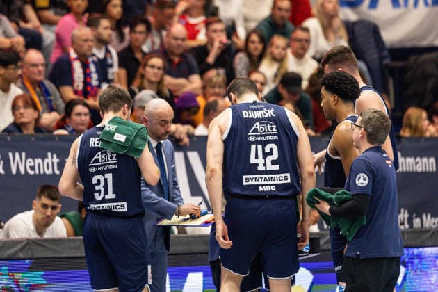 GER, easy-Credit Basketball-Bundesliga, Syntainics MBC - Veolia Towers Hamburg. 10.04.2026, Stadthalle, Weißenfels, GER, easy-Credit Basketball-Bundesliga, Syntainics MBC - Veolia Towers Hamburg. Milenko Bogicevic (Head Coach), Syntainics MBC spricht mit seinen Spielern Â Foto Alexander Trienitz Weißenfels Stadthalle Sachsen-Anhalt Deutschland
