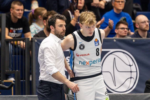 GER, easy-Credit Basketball-Bundesliga, Syntainics MBC - Veolia Towers Hamburg. 10.04.2026, Stadthalle, Weißenfels, GER, easy-Credit Basketball-Bundesliga, Syntainics MBC - Veolia Towers Hamburg. Benka Barloschky (Head Coach), Veolia Towers Hamburg spricht mit Jared Grey (Veolia Towers Hamburg, 8) Â Foto Alexander Trienitz Weißenfels Stadthalle Sachsen-Anhalt Deutschland