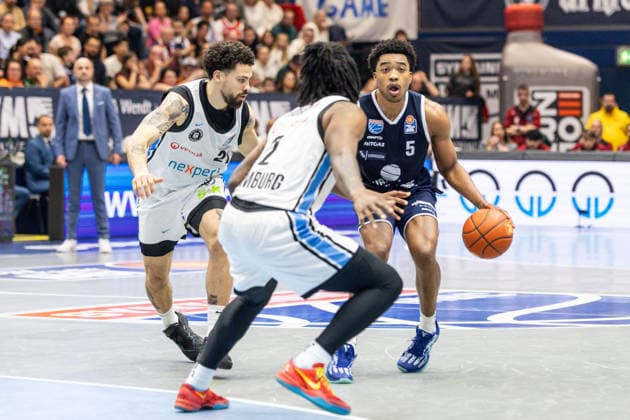 GER, easy-Credit Basketball-Bundesliga, Syntainics MBC - Veolia Towers Hamburg. 10.04.2026, Stadthalle, Weißenfels, GER, easy-Credit Basketball-Bundesliga, Syntainics MBC - Veolia Towers Hamburg. Marcus Foster (Syntainics MBC, 5), Devon Daniels IV (Veolia Towers Hamburg, 21) Â Foto Alexander Trienitz Weißenfels Stadthalle Sachsen-Anhalt Deutschland