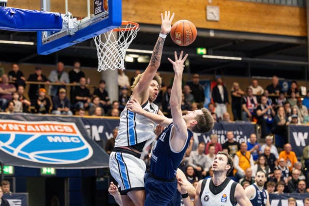 GER, easy-Credit Basketball-Bundesliga, Syntainics MBC - Veolia Towers Hamburg. 10.04.2026, Stadthalle, Weißenfels, GER, easy-Credit Basketball-Bundesliga, Syntainics MBC - Veolia Towers Hamburg. Spencer Reaves (Syntainics MBC, 31), Zacharie Perrin (Veolia Towers Hamburg, 52) Â Foto Alexander Trienitz Weißenfels Stadthalle Sachsen-Anhalt Deutschland