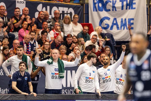GER, easy-Credit Basketball-Bundesliga, Syntainics MBC - Veolia Towers Hamburg. 10.04.2026, Stadthalle, Weißenfels, GER, easy-Credit Basketball-Bundesliga, Syntainics MBC - Veolia Towers Hamburg. Jubel von der Bank des Syntainics MBC Â Foto Alexander Trienitz Weißenfels Stadthalle Sachsen-Anhalt Deutschland