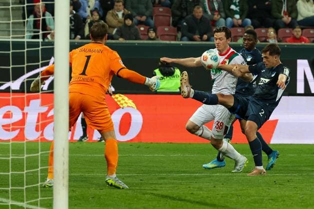 Michael Gregoritsch 38 (FC Augsburg) in Aktion gegen Robin Hranac 2 (TSG 1899 Hoffenheim) , FC Augsburg vs. TSG 1899 Hoffenheim, Fussball, Maenner, Bundesliga, Saison 2025 2026, Rueckrunde, 29. Spieltag, 10.04.2026 DFB regulations prohibit any use of photographs as image sequences and or quasi-video Augsburg Bayern Deutschland *** Michael Gregoritsch 38 FC Augsburg in action against Robin Hranac 2 TSG 1899 Hoffenheim , FC Augsburg vs TSG 1899 Hoffenheim, Fußball, Maenner, Bundesliga, Saison 2025 2026, Rueckrunde, 29 Spieltag, 10 04 2026 DFB regulations prohibit any use of photographs as image sequences and or quasi video Augsburg Bayern Germany Copyright: xkolbert-press MartinxAgüerax