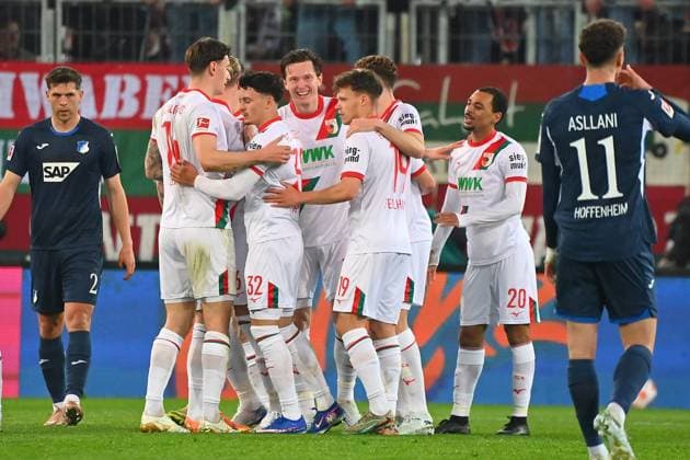 kollektiver Torjubel um Michael GREGORITSCH (FC Augsburg) nach Tor zum 2-0,Jubel,Freude,Begeisterung,Aktion, Fussball 1. Bundesliga Saison 2025 2026, 29.Spieltag, Spieltag29 FC Augsburg - TSG 1899 Hoffenheim am 10.04.2026 , WWK A R E N A. *** collective goal celebration around Michael GREGORITSCH FC Augsburg after goal to 2 0,jubilation,joy,enthusiasm,action, Soccer 1 Bundesliga season 2025 2026, 29 Matchday, Matchday29 FC Augsburg TSG 1899 Hoffenheim on 10 04 2026 , WWK A R E N A