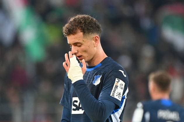 Fisnik ASLLANI (1899 Hoffenheim), skeptisch,Gestik, Aktion,Einzelbild,angeschnittenes Einzelmotiv,Halbfigur,halbe Figur. Fussball 1. Bundesliga Saison 2025 2026, 29.Spieltag, Spieltag29 FC Augsburg - TSG 1899 Hoffenheim am 10.04.2026 , WWK A R E N A. *** Fisnik ASLLANI 1899 Hoffenheim , skeptical,gesture, action,single image,cropped single motif,half figure,half figure Football 1 Bundesliga Season 2025 2026, 29 Matchday, Matchday29 FC Augsburg TSG 1899 Hoffenheim on 10 04 2026 , WWK A R E N A