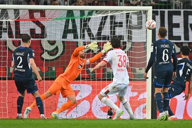 Torchance Michael GREGORITSCH (FC Augsburg),Schuss an die Latte gegen Oliver BAUMANN,Torwart (1899 Hoffenheim), Aktion, Fussball 1. Bundesliga Saison 2025 2026, 29.Spieltag, Spieltag29 FC Augsburg - TSG 1899 Hoffenheim am 10.04.2026 , WWK A R E N A. *** Goal chance Michael GREGORITSCH FC Augsburg ,Shot against the crossbar against Oliver BAUMANN,Goalkeeper 1899 Hoffenheim , Action, Soccer 1 Bundesliga season 2025 2026, 29 Matchday, Matchday29 FC Augsburg TSG 1899 Hoffenheim on 10 04 2026 , WWK A R E N A