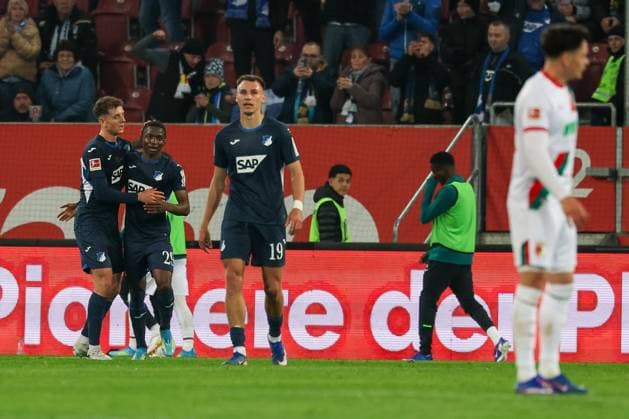 Fisnik Asllani 11 (TSG 1899 Hoffenheim) jubelt mit Torschuetzen Bazoumana Toure 29 (TSG 1899 Hoffenheim) nach dem 2:2, FC Augsburg vs. TSG 1899 Hoffenheim, Fussball, Maenner, Bundesliga, Saison 2025 2026, Rueckrunde, 29. Spieltag, 10.04.2026 DFB regulations prohibit any use of photographs as image sequences and or quasi-video Augsburg Bayern Deutschland *** Fisnik Asllani 11 TSG 1899 Hoffenheim cheers with goalscorer Bazoumana Toure 29 TSG 1899 Hoffenheim after the 2 2, FC Augsburg vs TSG 1899 Hoffenheim, Football, Men, Bundesliga, Season 2025 2026, Second round, 29 Matchday, 10 04 2026 DFB regulations prohibit any use of photographs as image sequences and or quasi video Augsburg Bayern Germany Copyright: xkolbert-press MartinxAgüerax