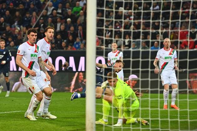 Tor Hoffenheim zum 2-2 li:Arthur CHAVES (FC Augsburg), Cedric Adrian ZESIGER (FC Augsburg),Mitte:Torwart Finn DAHMEN (FC Augsburg). Fussball 1. Bundesliga Saison 2025 2026, 29.Spieltag, Spieltag29 FC Augsburg - TSG 1899 Hoffenheim am 10.04.2026 , WWK A R E N A. *** Goal Hoffenheim to 2 2 li Arthur CHAVES FC Augsburg , Cedric Adrian ZESIGER FC Augsburg ,Center Goalkeeper Finn DAHMEN FC Augsburg Soccer 1 Bundesliga Season 2025 2026, 29 Matchday, Matchday29 FC Augsburg TSG 1899 Hoffenheim on 10 04 2026 , WWK A R E N A