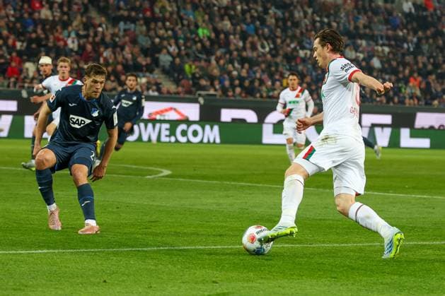 Michael Gregoritsch 38 (FC Augsburg), rechts, in Aktion gegen Robin Hranac 2 (TSG 1899 Hoffenheim) , FC Augsburg vs. TSG 1899 Hoffenheim, Fussball, Maenner, Bundesliga, Saison 2025 2026, Rueckrunde, 29. Spieltag, 10.04.2026 DFB regulations prohibit any use of photographs as image sequences and or quasi-video Augsburg Bayern Deutschland *** Michael Gregoritsch 38 FC Augsburg , right, in action against Robin Hranac 2 TSG 1899 Hoffenheim , FC Augsburg vs TSG 1899 Hoffenheim, Football, Men, Bundesliga, Season 2025 2026, Second round, Matchday 29, 10 04 2026 DFB regulations prohibit any use of photographs as image sequences and or quasi video Augsburg Bayern Germany Copyright: xkolbert-press MartinxAgüerax