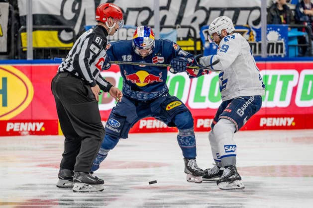 Linesperson Markus Merk fuehrt ein Bully Faceoff aus zwischen Brady Ferguson (EHC Red Bull Muenchen, 12) und Luke Esposito (Adler Mannheim, 19) GER, EHC Red Bull Muenchen vs. Adler Mannheim, Eishockey, DEL, Playoffs, Halbfinale Spiel 2, Saison 2025 2026, 10.04.2026. GER, EHC Red Bull Muenchen vs. Adler Mannheim, Eishockey, DEL, Playoffs, Halbfinale Spiel 2, Saison 2025 2026, 10.04.2026. Muenchen *** Linesman Markus Merk conducts a faceoff between Brady Ferguson EHC Red Bull Muenchen, 12 and Luke Esposito Adler Mannheim, 19 GER, EHC Red Bull Muenchen vs Adler Mannheim, Ice Hockey, DEL, Playoffs, Semifinal Game 2, 2025 2026 Season, 10 04 2026 GER, EHC Red Bull Muenchen vs Adler Mannheim, Ice Hockey, DEL, Playoffs, Semifinal Game 2, 2025 2026 Season, 10 04 2026 Muenchen Copyright: xEibner-Pressefoto HeikexFeinerx EP_HFR