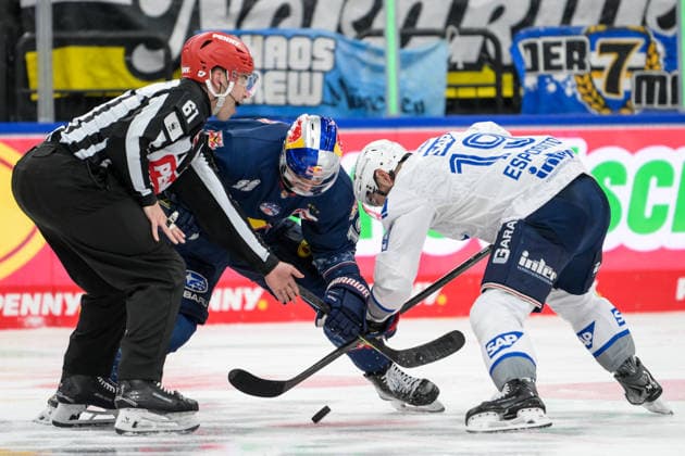Eishockey, DEL, , EHC Red Bull München - Adler Mannheim. Im Bild v.l. Brady FERGUSON (München, 12), Luke ESPOSITO (Mannheim, 19). München SAP Garden Bayern Deutschland *** Ice Hockey, DEL, , EHC Red Bull Munich Adler Mannheim Pictured from l Brady FERGUSON Munich, 12 , Luke ESPOSITO Mannheim, 19 Munich SAP Garden Bayern Germany Copyright: Passion2Press MarkusxFischerx