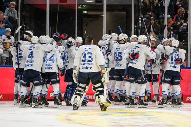 Eishockey, DEL, 20260410, EHC Red Bull München - Adler Mannheim. Im Bild Mannheim bejubelt Sieg. München SAP Garden Bayern Deutschland *** Ice Hockey, DEL, 20260410, EHC Red Bull Munich Adler Mannheim In the picture Mannheim cheers victory Munich SAP Garden Bayern Germany Copyright: Passion2Press MarkusxFischerx