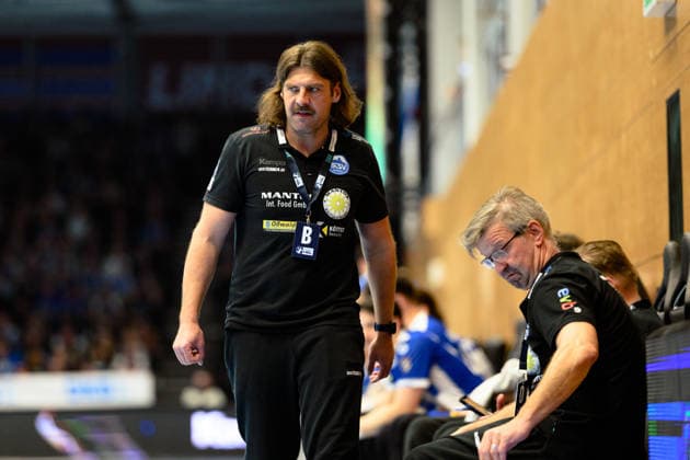 Sebastian Hinze (ThSV Eisenach, Trainer) wuetend ueber die Entscheidung der Offiziellen. GER, ThSV Eisenach gegen TSV Hannover-Burgdorf, 1. Daikin Handballbundesliga, Handball, 28.Spieltag, Saison 2025 2026, 19.00 Uhr, 10.04.2026 GER, ThSV Eisenach gegen TSV Hannover-Burgdorf, 1. Daikin Handballbundesliga, Handball, 28.Spieltag, Saison 2025 2026, 19.00 Uhr, 10.04.2026 Eisenach Copyright: xEibner-Pressefoto MartinxHerbstx EP_MHT